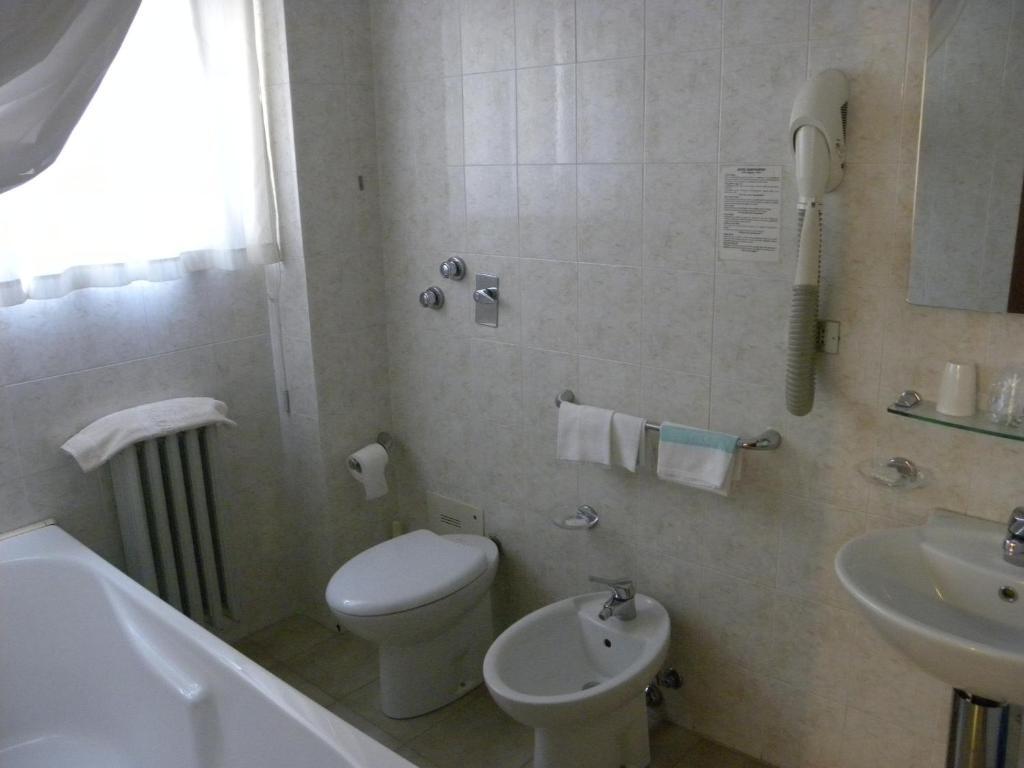 Hotel Rosengarten Павия Стая снимка
